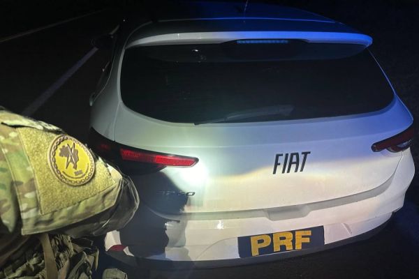 Imagem referente a notícia: Carro roubado no Rio de Janeiro é recuperado pela PRF em Cascavel