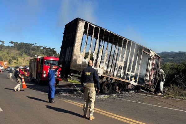 Dois caminhoneiros morrem em colisão frontal na BR-277 em Cantagalo
