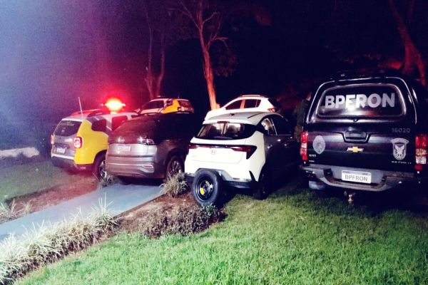 Imagem referente a notícia: Contrabandistas caem em flagrante em Iracema do Oeste: Apreensão de veículos e cigarros