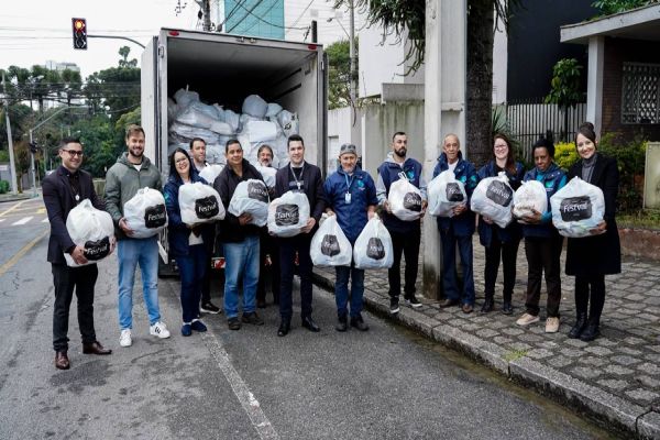 Festval entrega o primeiro lote de donativos arrecadados nas lojas, com mais de 3,5 mil peças