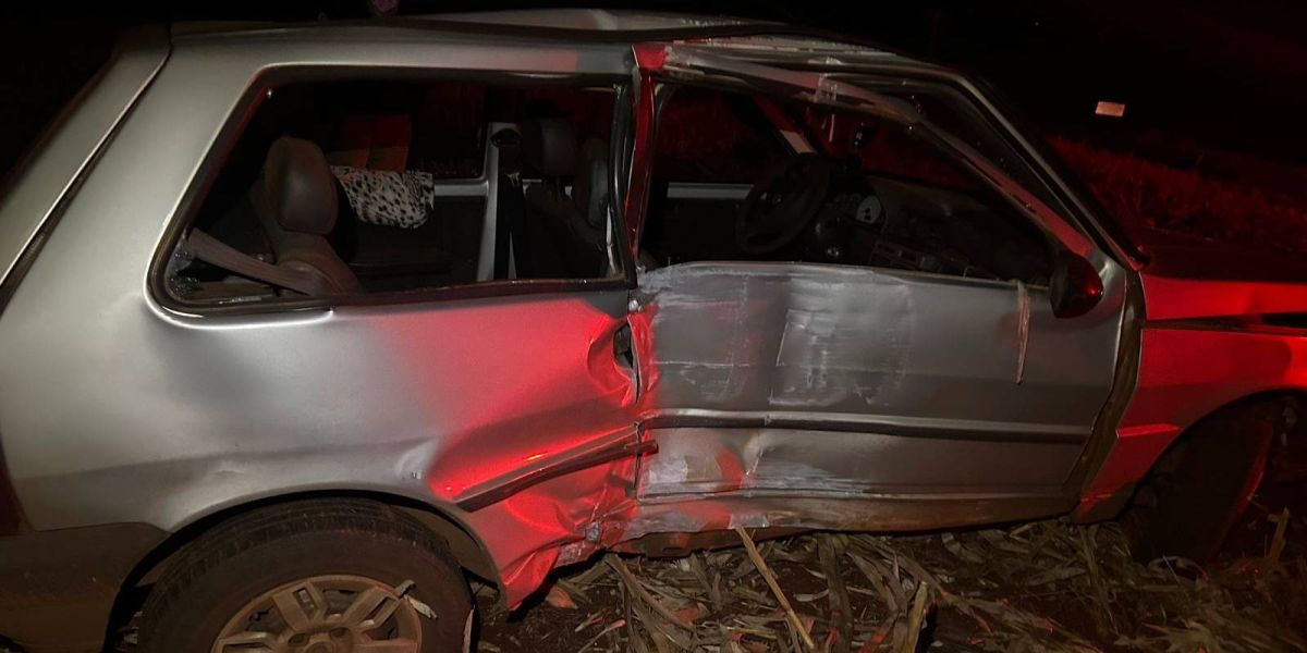 Carro bate em poste na PR-317 e motorista sofre ferimentos leves
