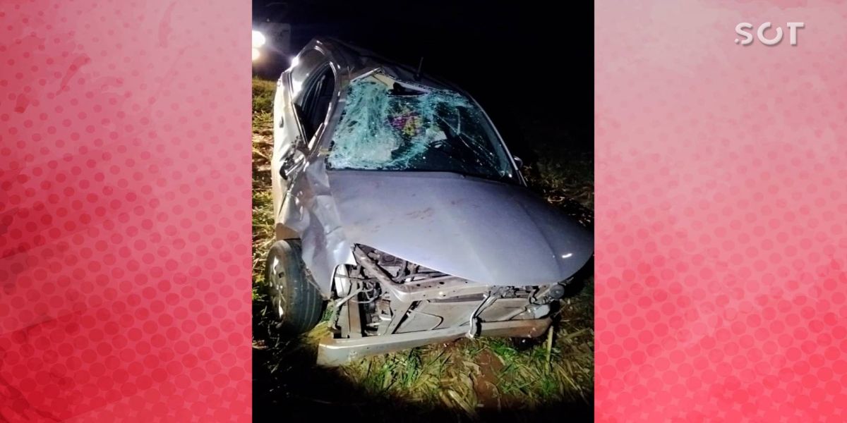 Mulher capota carro na PR-486 e sofre ferimentos leves em Cascavel