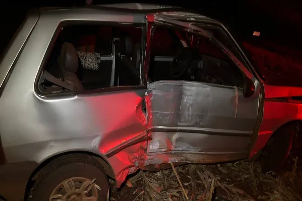Foto relacionada a notícia: Carro bate em poste na PR-317 e motorista sofre ferimentos leves