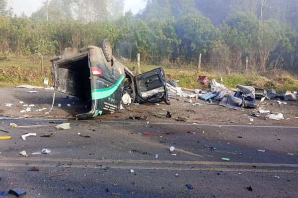 Motorista fica preso às ferragens após colisão com caminhão na PR-438 nos Campos Gerais do Paraná