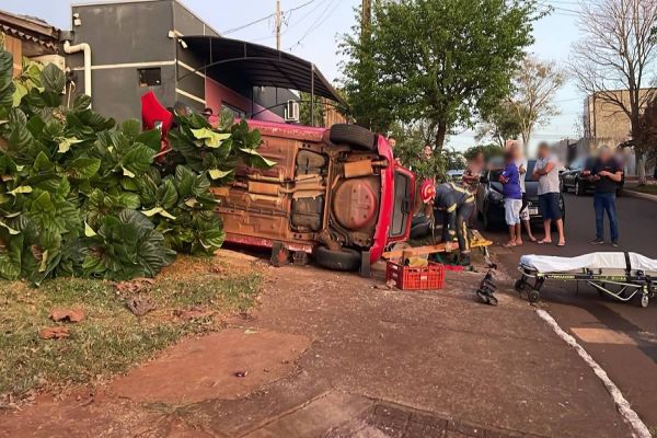 Idosa fica ferida após capotar veículo no Bairro Morumbi em Cascavel