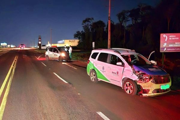 Colisão entre carros na PR-182 deixa ambos os motoristas ilesos