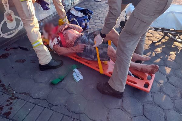 Homem é esfaqueado em frente de comércio na Avenida Brasil: Agressor está foragido