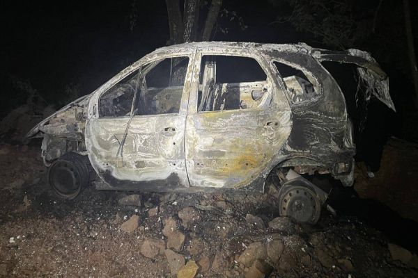 Carro colide com árvore e incendeia na PR-317 em Santa Helena, deixando dois feridos