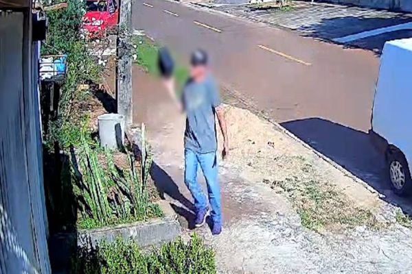 Entregador arremessa sanduicheira elétrica por cima do muro; cliente alerta falta de cuidado