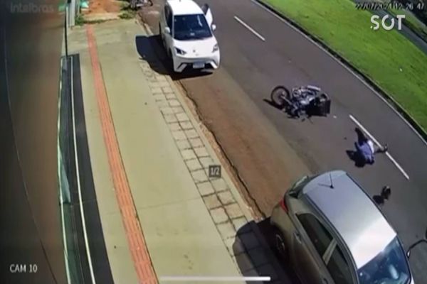 Motociclista morre após bater em porta aberta de carro e ser atropelado por outro carro no Paraná