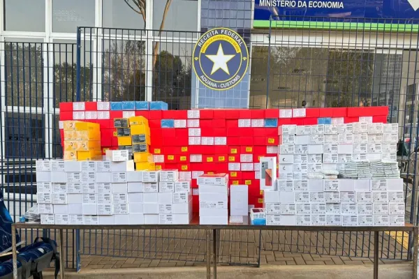 Foto relacionada a notícia: Receita Federal apreende 700 celulares avaliados em R$ 500 mil em operação na BR 277