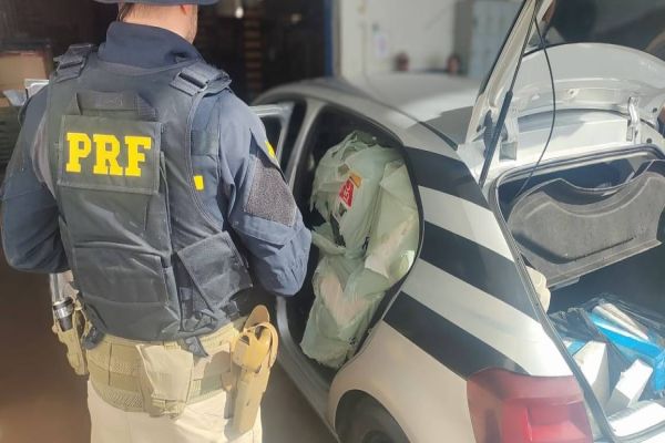 PRF apreende contrabando em carro de escolta armada na BR-277 em Cascavel