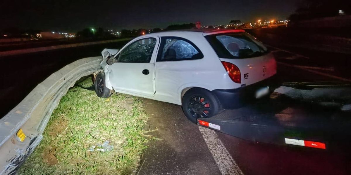 Carro é abandonado após colisão violenta com defensa na PRc-467 em Cascavel