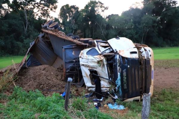 Caminhão tomba e motorista é resgatado com ferimentos moderados em Itaipulândia