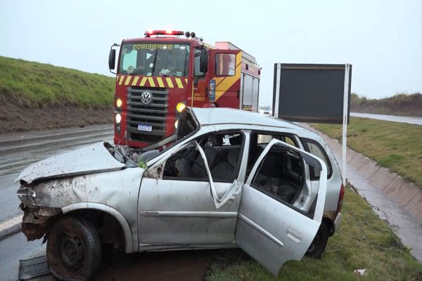 Corsa sai da pista e capota na BR-163 em Cascavel; jovem fica ferido