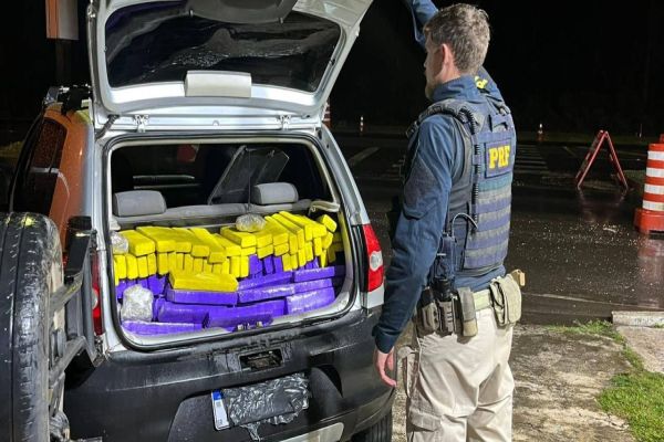 PRF apreende mais de 270Kg de maconha sendo transportado em veículo com registro de roubo/furto