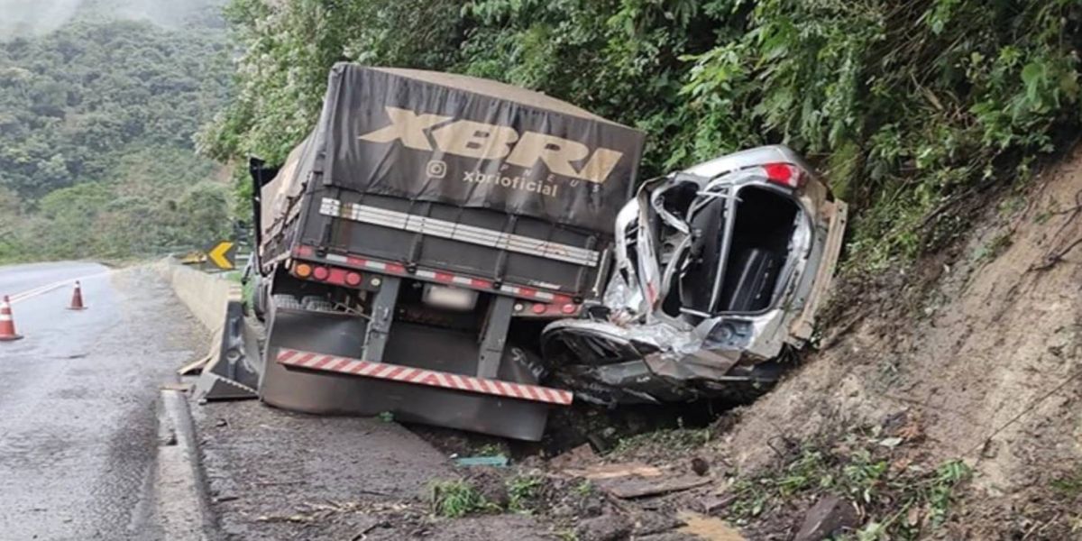Milagre na Serra: Família escapa ilesa de grave colisão com caminhão na BR 277