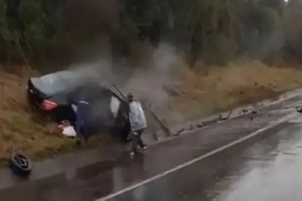 Duas pessoas morrem e outras três ficam feridas após colisão frontal na BR-277