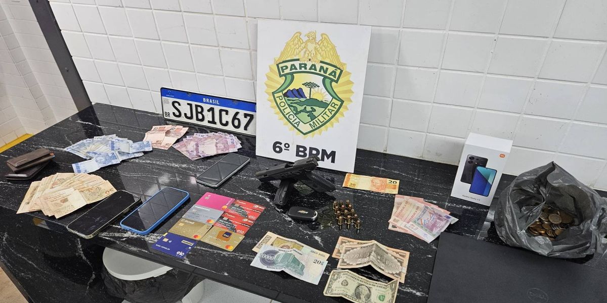 Dupla é presa em flagrante no Centro com arma, dinheiro e objetos de furto