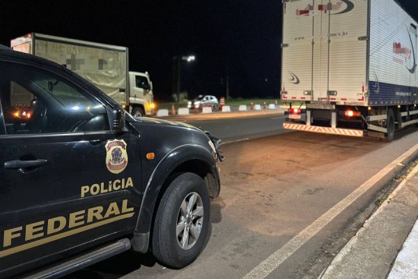 Imagem referente a notícia: Dupla Carga: Cerveja e contrabando são apreendidos pela PF em caminhões na BR-277