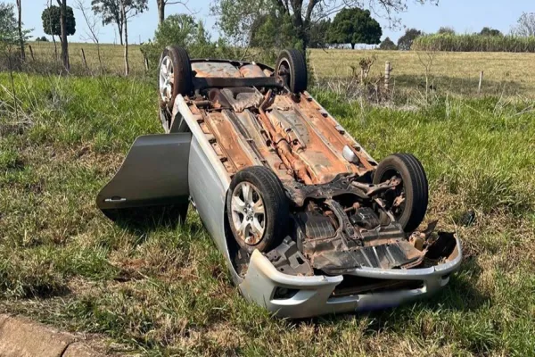 Foto relacionada a notícia: Corolla capota em rodovia após colisão com canaleta na PR-323 em Iporã