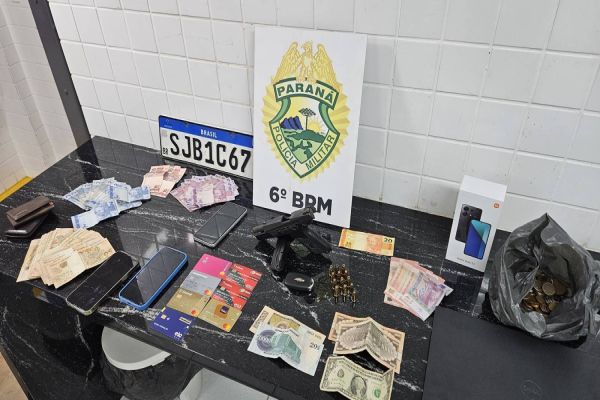 Dupla é presa em flagrante no Centro com arma, dinheiro e objetos de furto