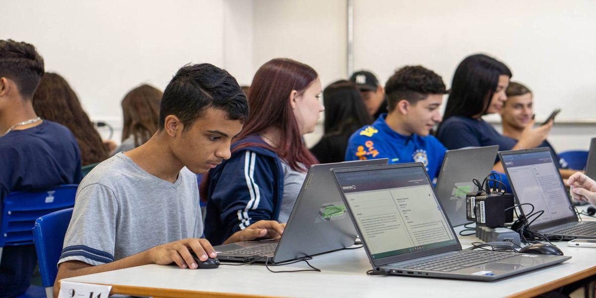 Paraná adota IA para aprimorar ensino de matemática nas escolas da rede estadual