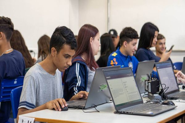 Paraná adota IA para aprimorar ensino de matemática nas escolas da rede estadual