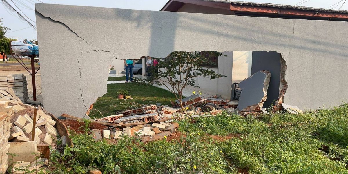 Carro invade residência após forte colisão de trânsito no Bairro Cataratas em Cascavel