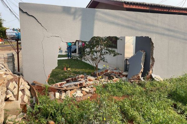 Carro invade residência após forte colisão de trânsito no Bairro Cataratas em Cascavel