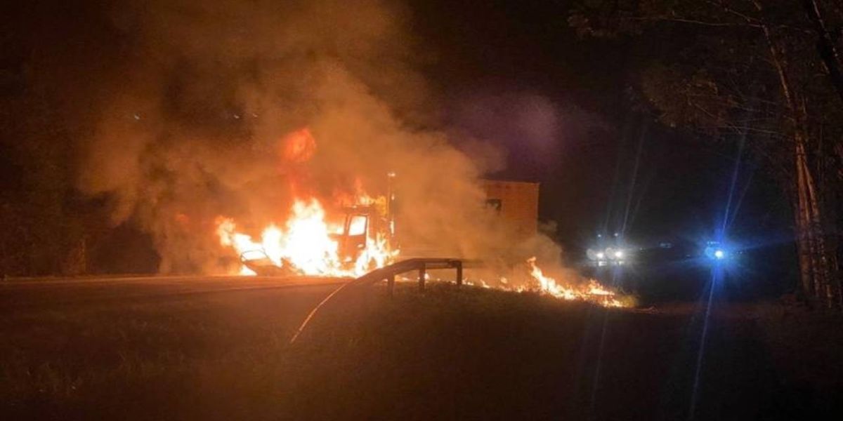 Colisão frontal entre carro e caminhão deixa um morto carbonizado na BR-163