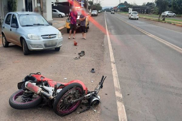 Colisão entre carro e moto deixa jovem ferido gravemente na PR-317