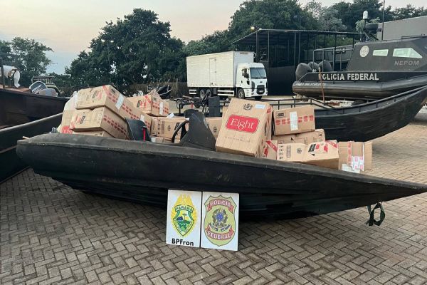 BPFron e PF apreendem lancha com 3,5 mil pacotes de cigarros contrabandeados no Lago de Itaipu