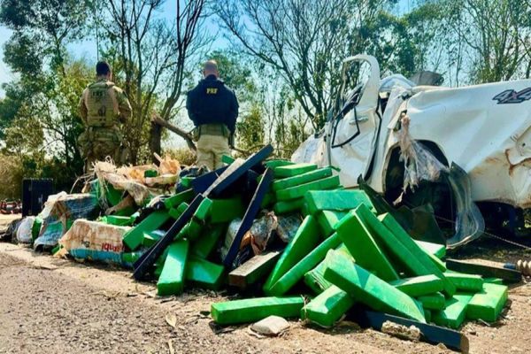 Após perseguição, PRF apreende caminhonete roubada recheada de maconha no Paraná