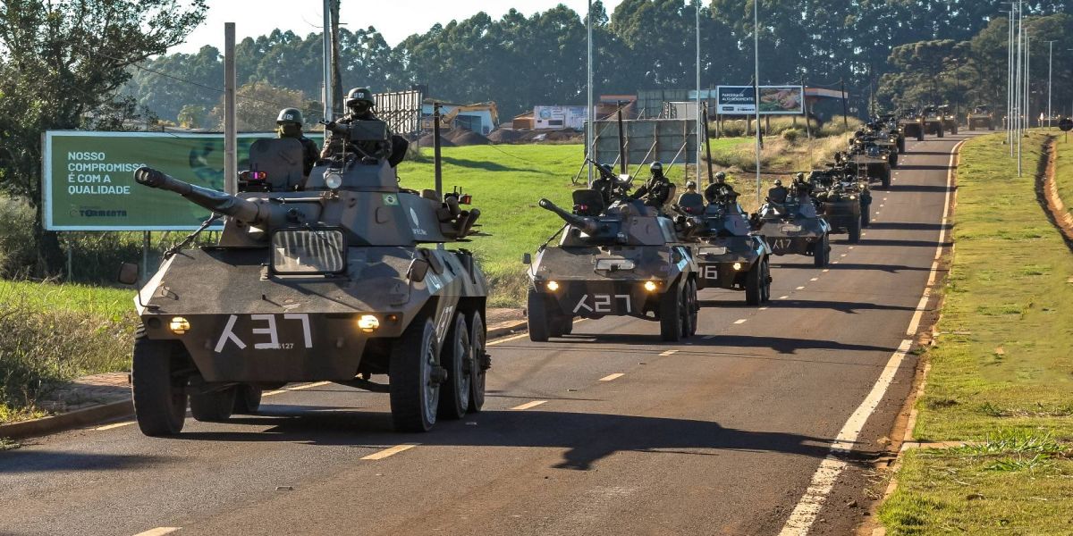 Exército Brasileiro realiza grande simulação de combate no oeste do Paraná