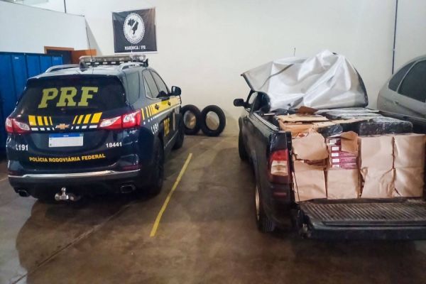 PRF apreende carga de cigarros contrabandeados na PR-323 em Paiçandu