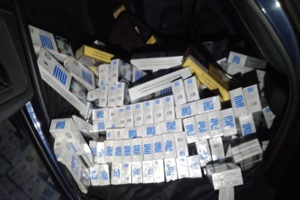 Capotamento e Fuga: PRF apreende carro carregado de cigarros contrabandeados na BR-277 em Guaraniaçu