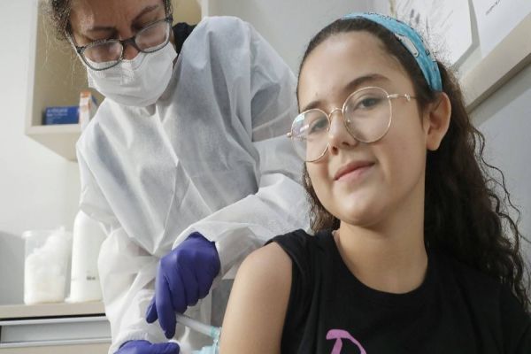 Secretaria de Saúde leva vacinação para escolas e Cmeis para aumentar cobertura vacinal em Cascavel