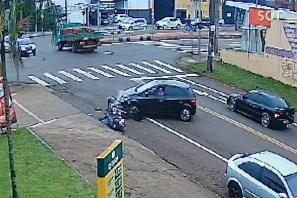 Motociclista sofre ferimentos moderados após forte colisão com Carro em Cascavel