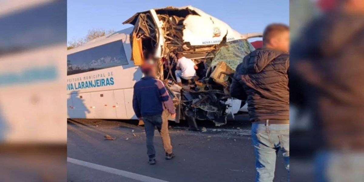 Colisão entre ônibus municipal e caminhão paralisa BR-277 em Palmeira