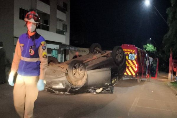 Motorista embriagado causa capotamento e deixa dois feridos leves em Cascavel