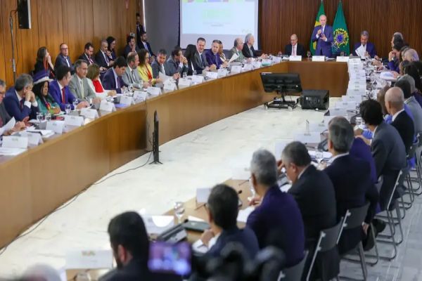 Lula orienta ministros a não criarem novos programas