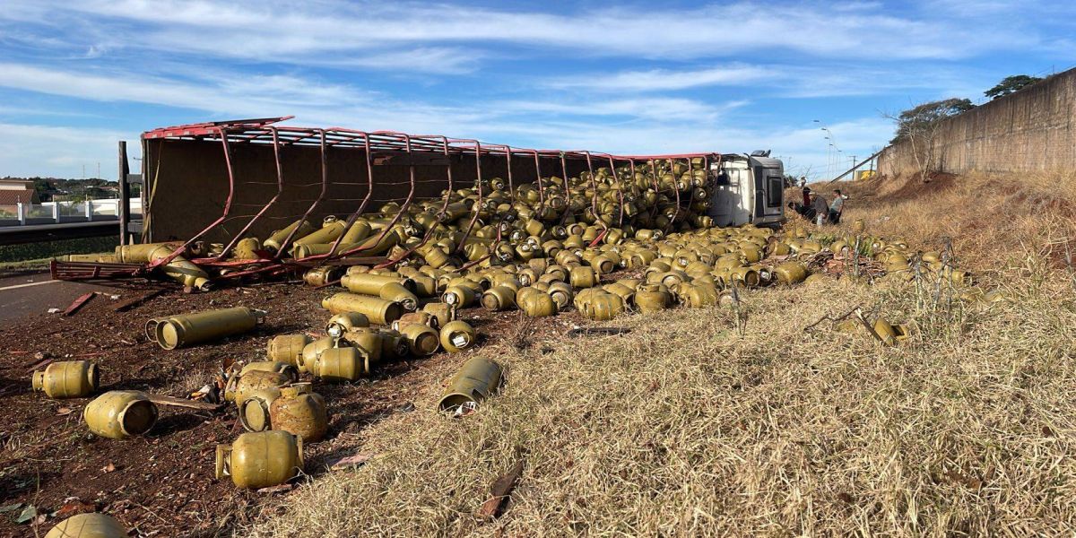 Carreta com botijões de gás tomba em viaduto da PRc-467, deixando três feridos