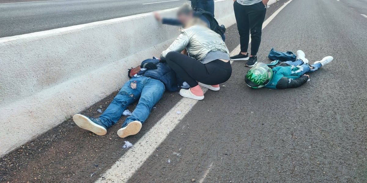 Pneu estoura e causa acidente com motociclistas na PRc-467, em Cascavel