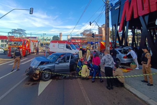 Seis pessoas ficam ferida em colisão entre três carros na Avenida Brasil no centro de Cascavel
