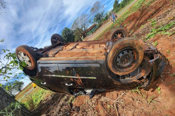Veículo capota na PR-182, deixando duas pessoas feridas