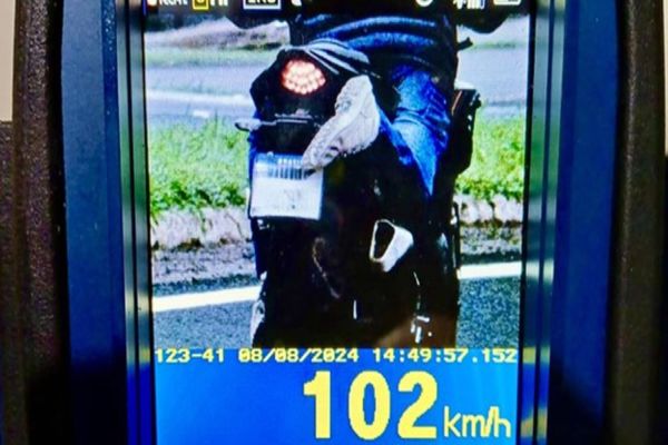 Com manobra arriscada, motociclista tenta escapar de radar da PRF no Paraná