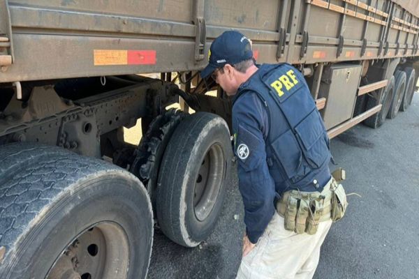 Imagem referente a notícia: Em 24 horas, PRF flagra o mesmo caminhão com os mesmos pneus tentando sair do Brasil