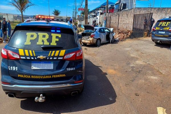 Imagem referente a notícia: PRF apreende mais de 245 kg de maconha, recupera carro roubado e prende suspeito após perseguição