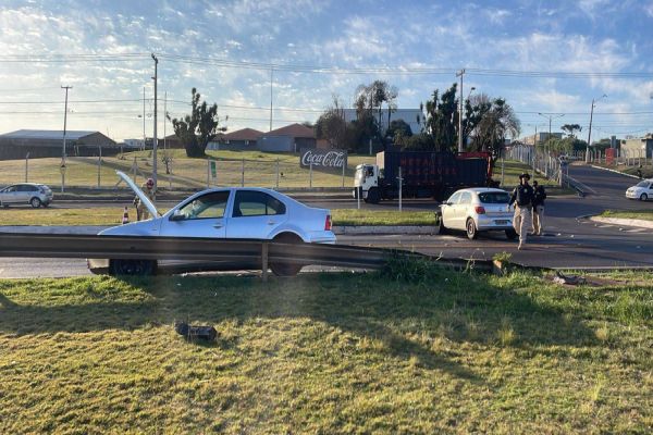 Forte batida entre Gol e Bora é registrada na BR-277 no Trevo da Portal em Cascavel